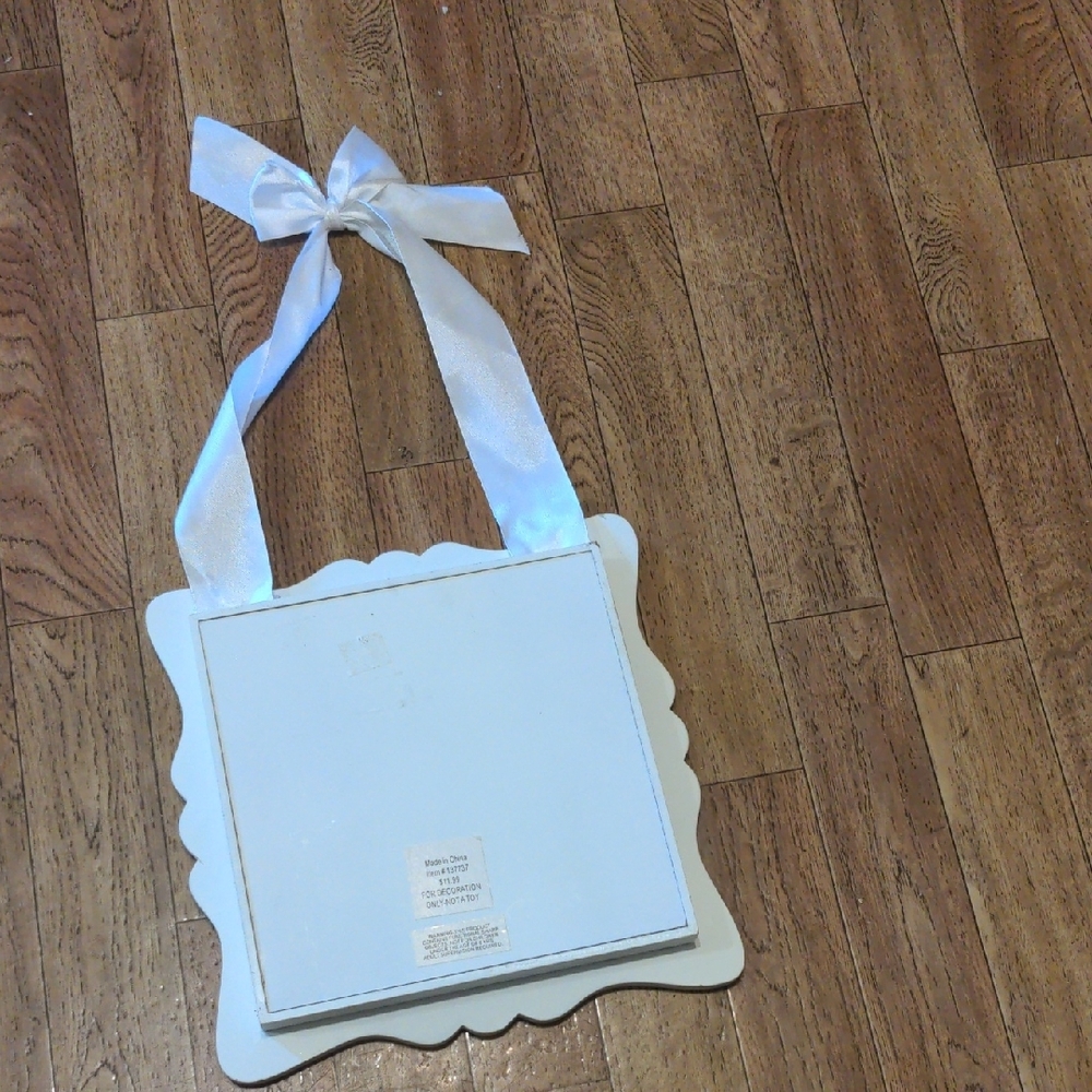 White Hanging 'W' Frame with Ribbon - Picture 2 of 3